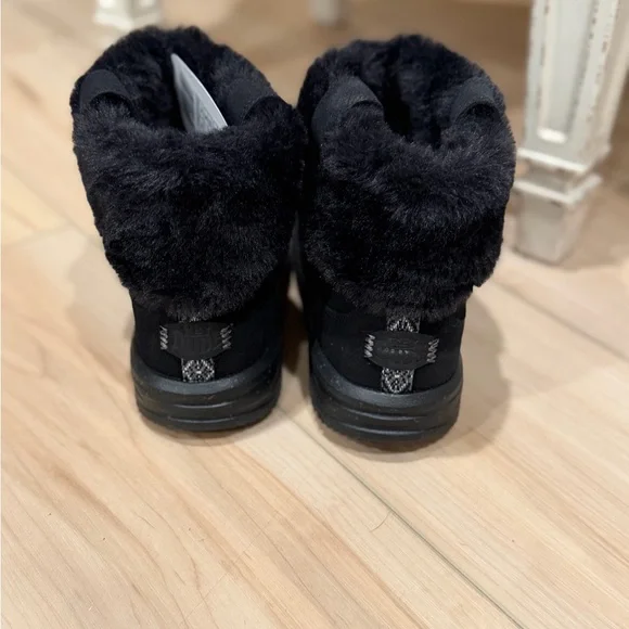 HeyDude Women’s Black Faux Fur Winter Boots - Picture 3 of 4